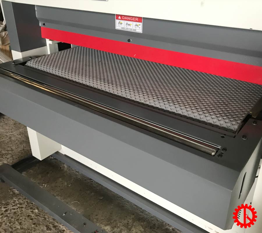 MÁY CHÀ NHÁM SƠN 1300MM - SMS 1300RR băng tải và con lăn hỗ trợ đưa phôi | quốc duy