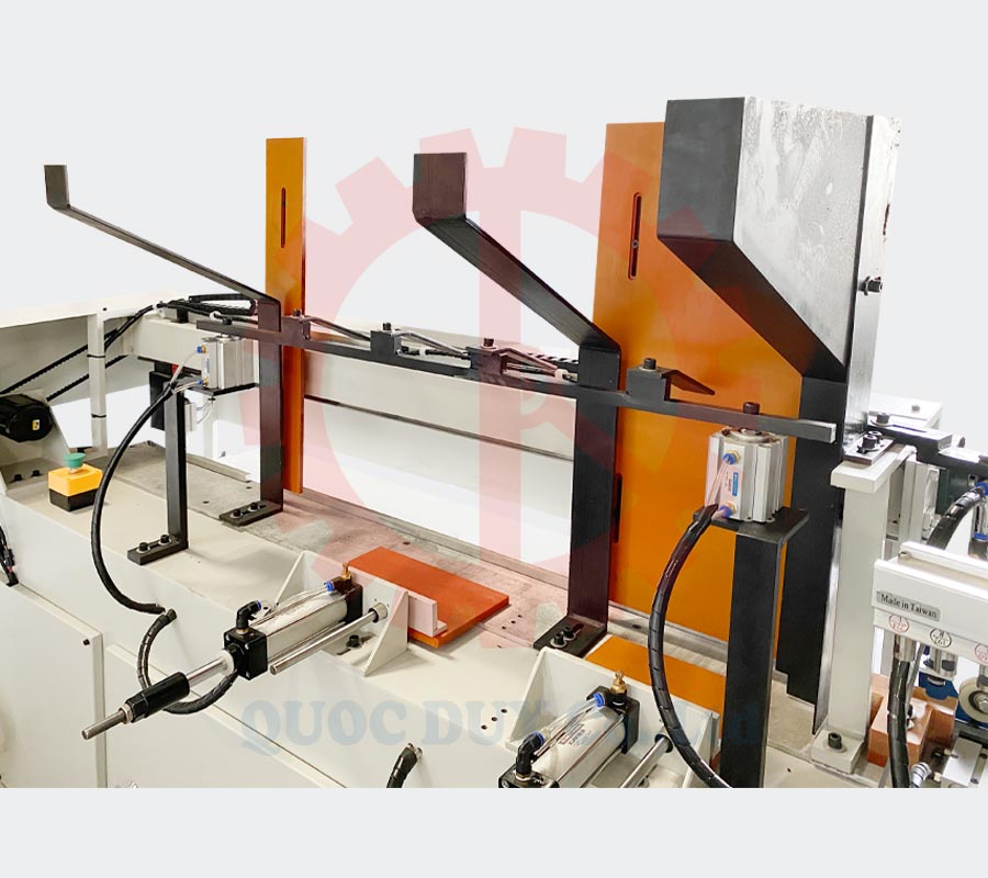 Cấp phôi máy cắt khoan bọ thẳng CNC cấp phôi tự động - REC 400 | Quốc Duy