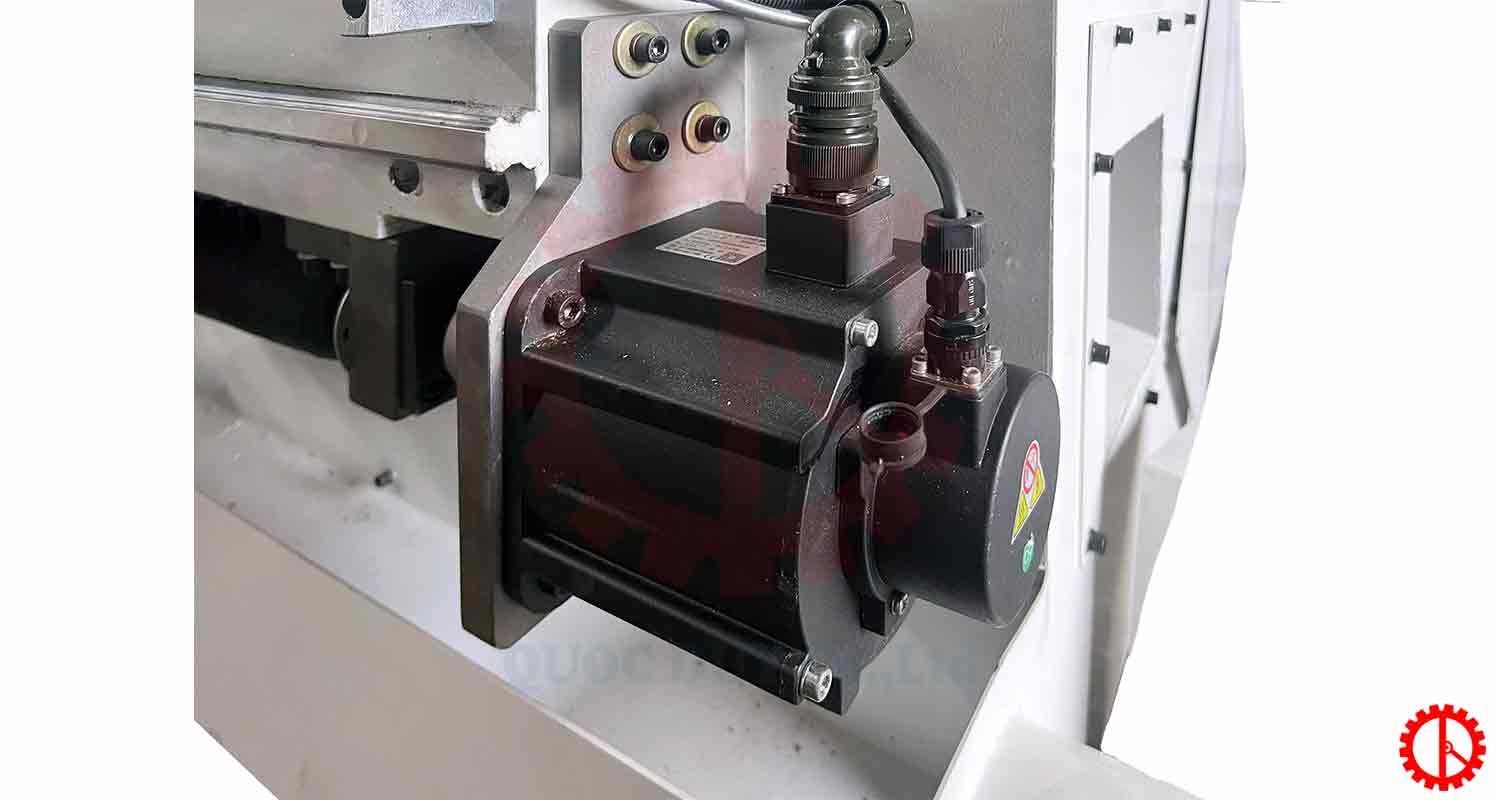 dong-co-servo-di-chuyen-ban-lam-viec Động cơ servo di chuyển bàn làm việc máy cắt phay khoan góc 45 độ tự động