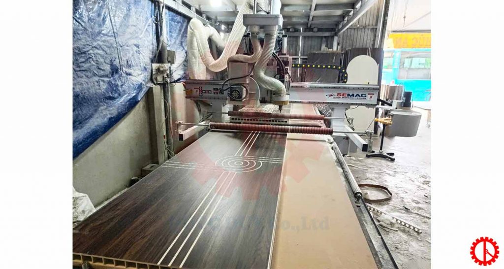 MÁY CNC ROUTER 2 BÀN THAY DAO KẾT HỢP CỤM LƯỠI CƯA - SM 1350 R1S Hình thực tế máy CNC router 2 bàn kết hợp cụm lưỡi cưa