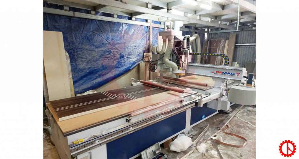 MÁY CNC ROUTER 2 BÀN THAY DAO KẾT HỢP CỤM LƯỠI CƯA - SM 1350 R1S Hình thực tế máy CNC router 2 bàn kết hợp cụm lưỡi cưa