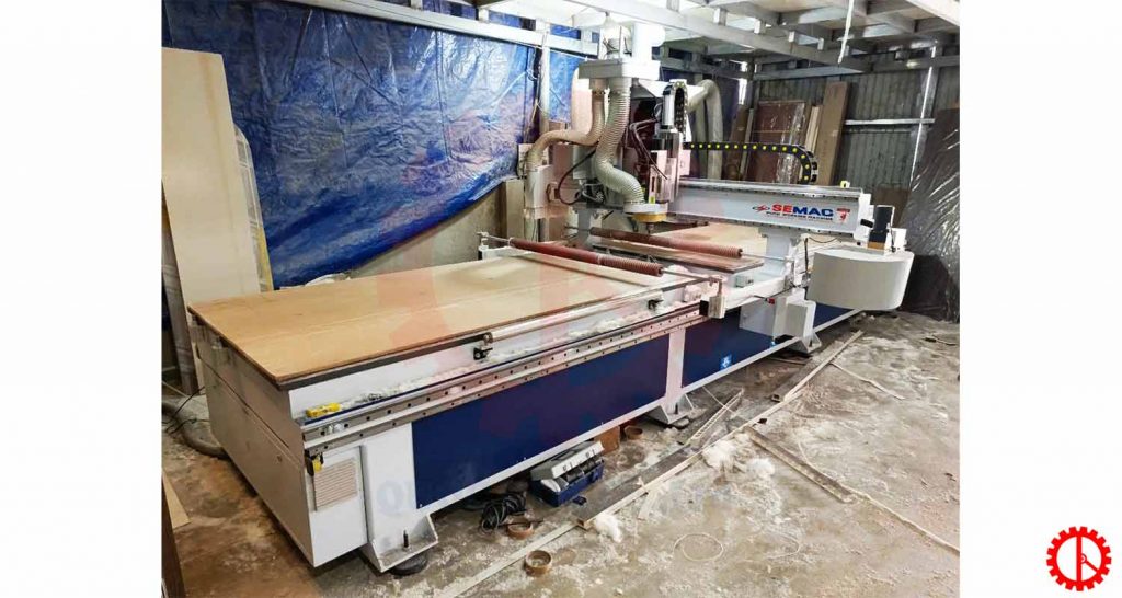 MÁY CNC ROUTER 2 BÀN THAY DAO KẾT HỢP CỤM LƯỠI CƯA - SM 1350 R1S Hình thực tế máy CNC router 2 bàn kết hợp cụm lưỡi cưa