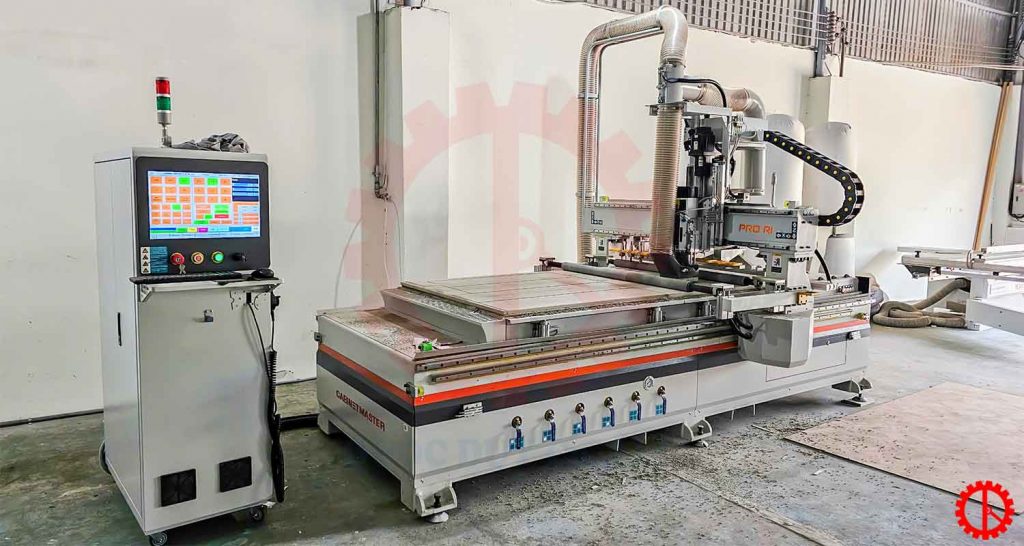 MÁY CNC 1 ĐẦU THAY DAO TỰ ĐỘNG BÀN HÚT CHÂN KHÔNG - PRO R1 Hình thực tế máy CNC 1 đầu thay dao tự động | Quốc Duy